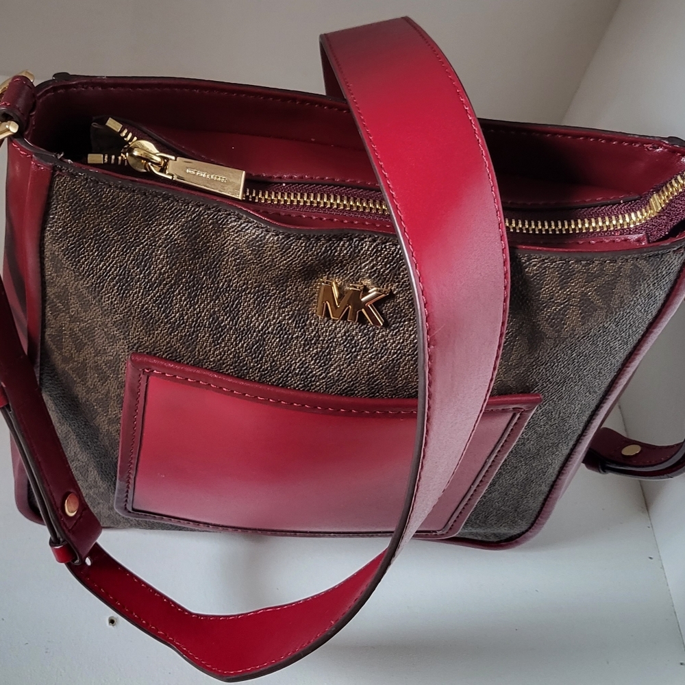 Little cross body purse.